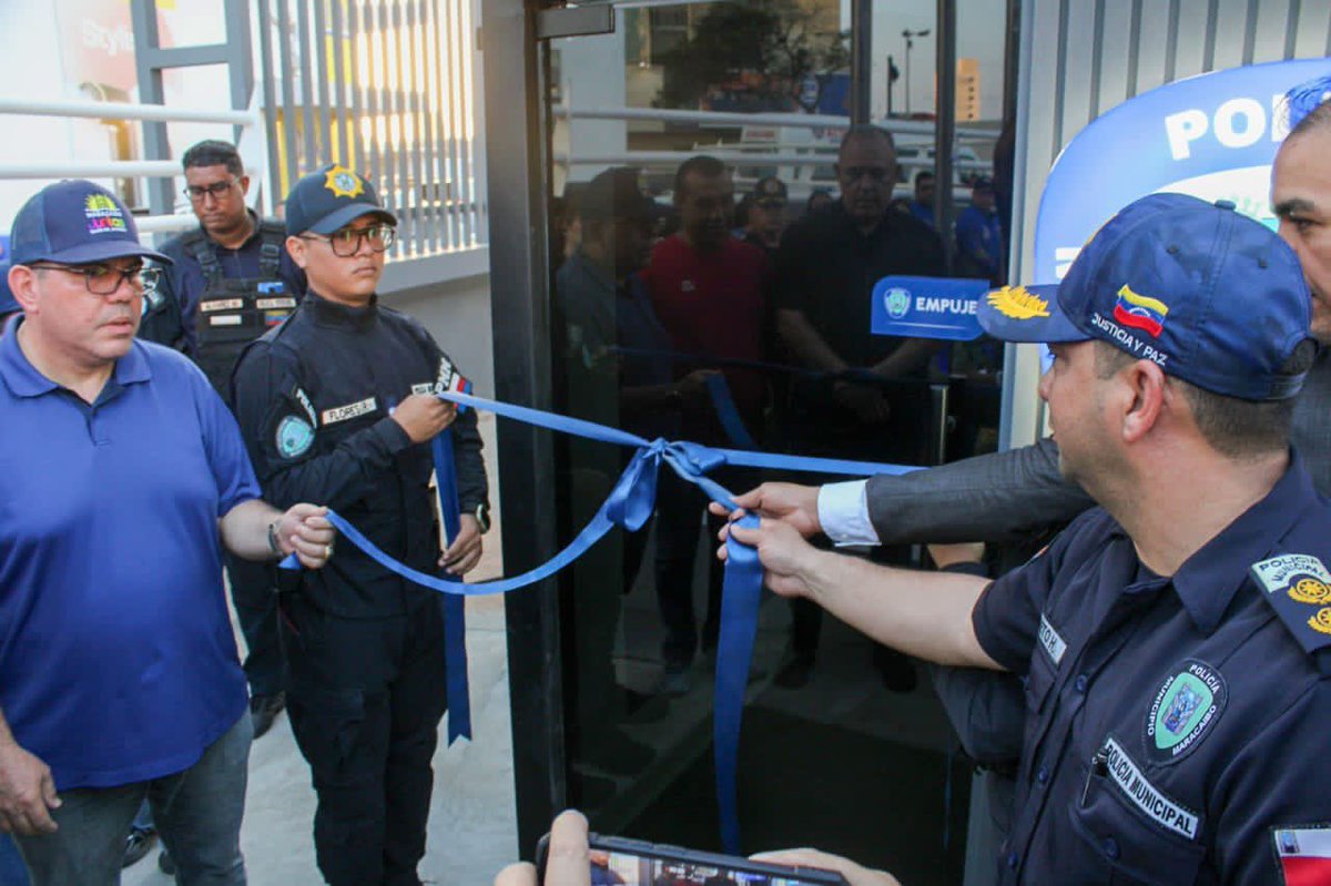 InspeccionZu's tweet photo. La Alcaldía Bolivariana de Maracaibo, por instrucciones del alcalde Giancarlo Di Martino, inauguró este martes un nuevo módulo de Polimaracaibo, ubicado en la Avenida 15 (Las Delicias) con Calle 5 de Julio, al lado de Daka. @gcdimartino

#MaríaCorinaAcabada https://t.co/XKh0UBBQs4
