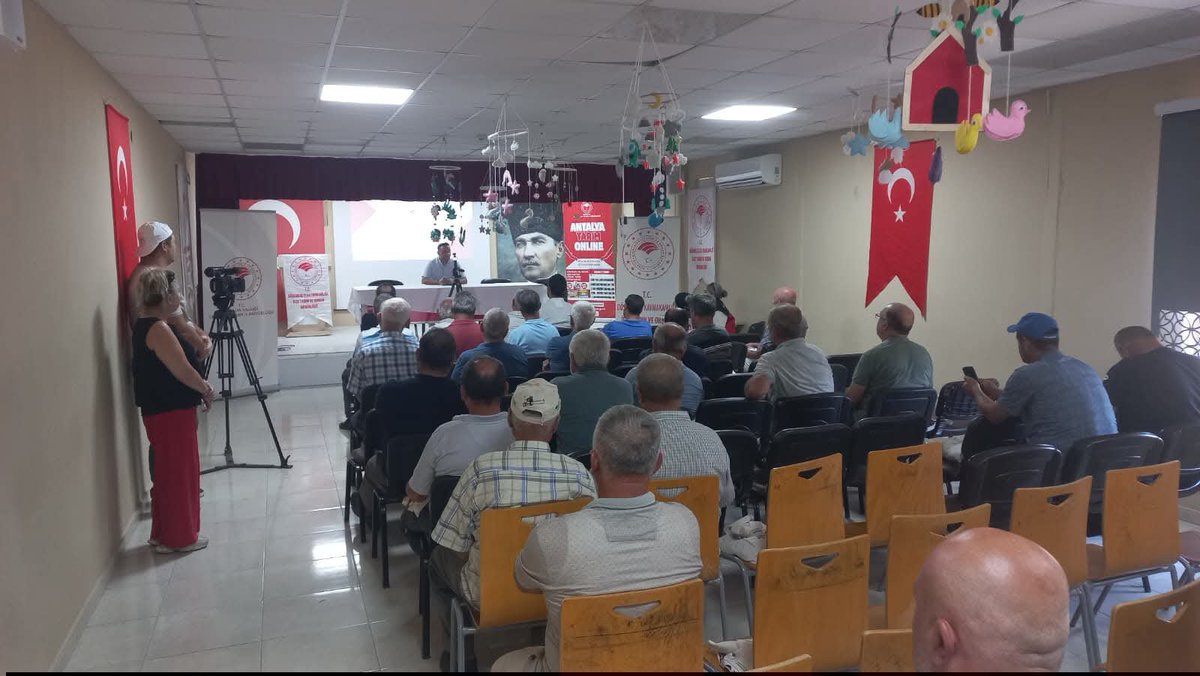 GthmIlce's tweet photo. 📌İlçe Müdürlüğümüz ve BATEM işbirliğinde  nar üreticilerine yönelik üretimin yoğun olduğu mahallelerimizden Çığlık'ta bilgilendirme toplantısı gerçekleştirildi.
@ErkannCakar
@FratErkal 
@unalcakici07 https://t.co/YxdnJCT9CA