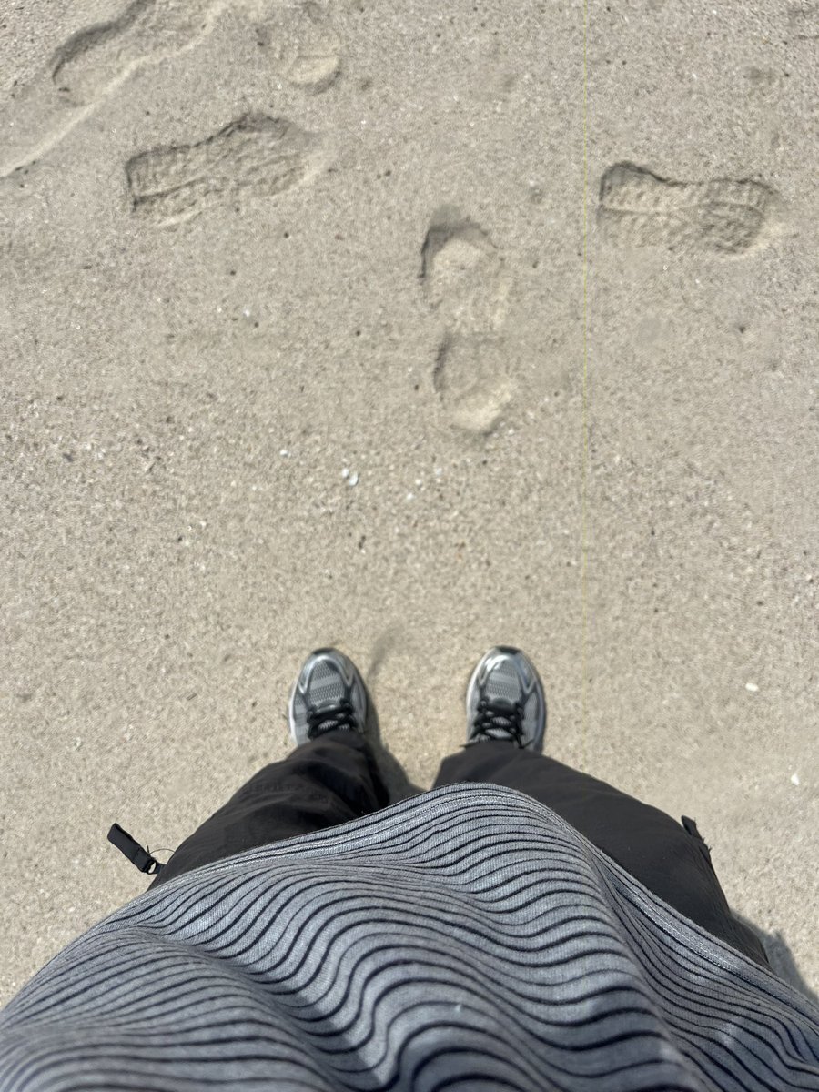 dddd5350's tweet photo. 这大太阳给我晒分层快中暑了，海好看是好看，但我以后夏天不会再出门爬山看海了😭 https://t.co/Ry4E9lZJpj