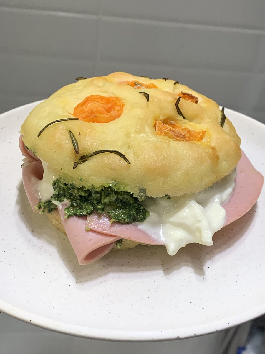 CataSinApellido's tweet photo. Hay esto.
Hay tiramisu versión postre para llevar y compartir.
Hay key lime pie.
Hay Focaccia con mortadela, burrata y pesto.
Unas ciabattas low carb que son la gloria… pero todo es producción fresca. Cuando se termina… Lola 😅
Los esperamos en @CasaPausaCafe https://t.co/YpZlayEdem