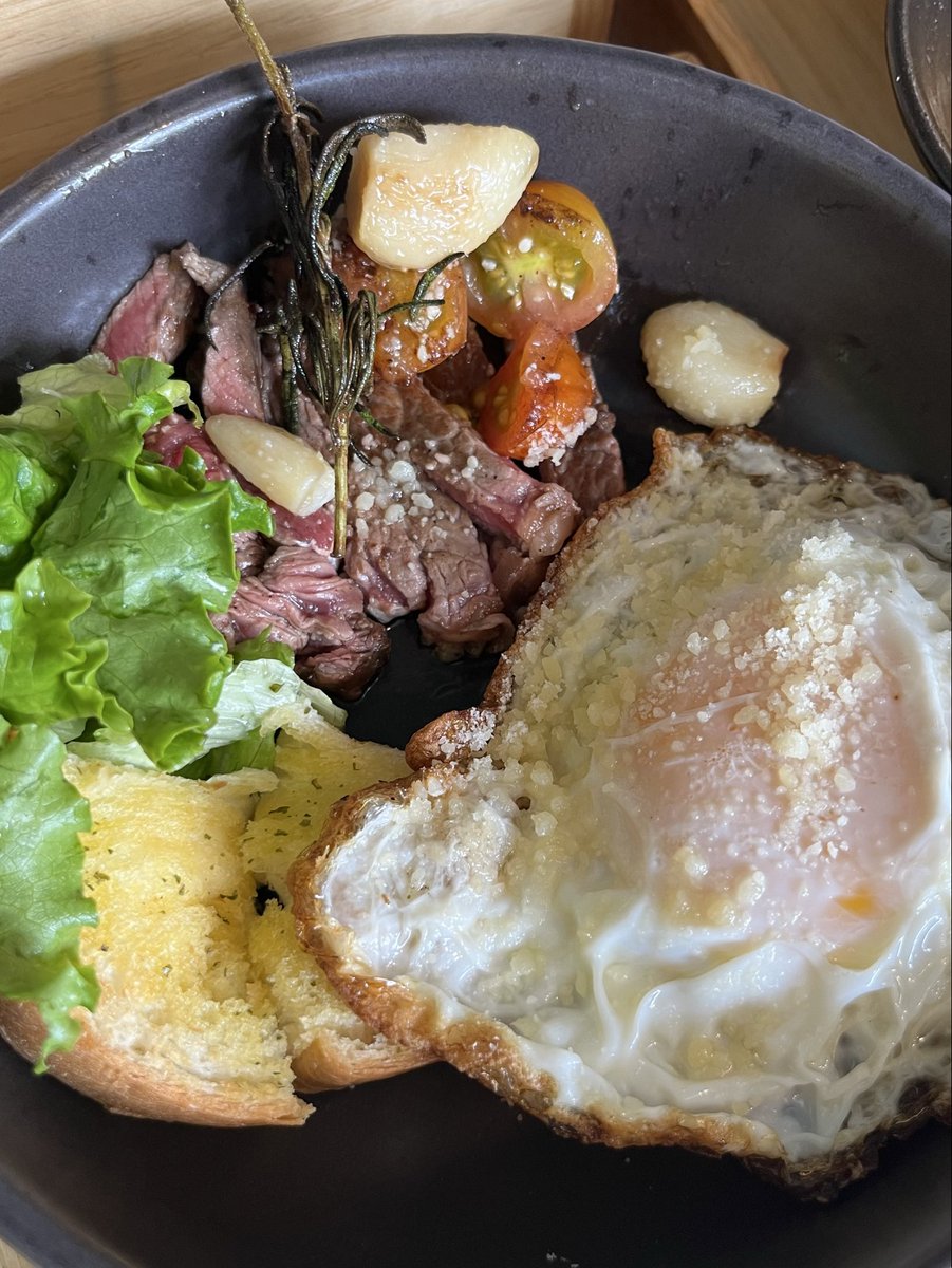 workanxi's tweet photo. ร้านน่ารักแถวบางบ่อ Roazt community coffee people 🥤☕️ มีคราฟเบียร์ด้วย ตอนเช้าเป็นคาเฟ่ ตอนเย็นเป็นบาร์ 🍻 https://t.co/S1U45DnH2n