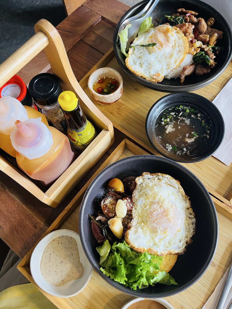 workanxi's tweet photo. ร้านน่ารักแถวบางบ่อ Roazt community coffee people 🥤☕️ มีคราฟเบียร์ด้วย ตอนเช้าเป็นคาเฟ่ ตอนเย็นเป็นบาร์ 🍻 https://t.co/S1U45DnH2n