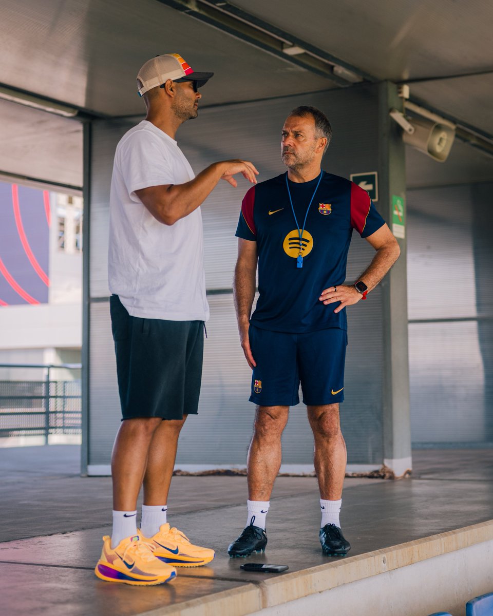 FCBarcelona's tweet photo. Jordi Fernández, head coach of the @BrooklynNets , visited us today at the training session🏀. https://t.co/VEvOsbBVy8