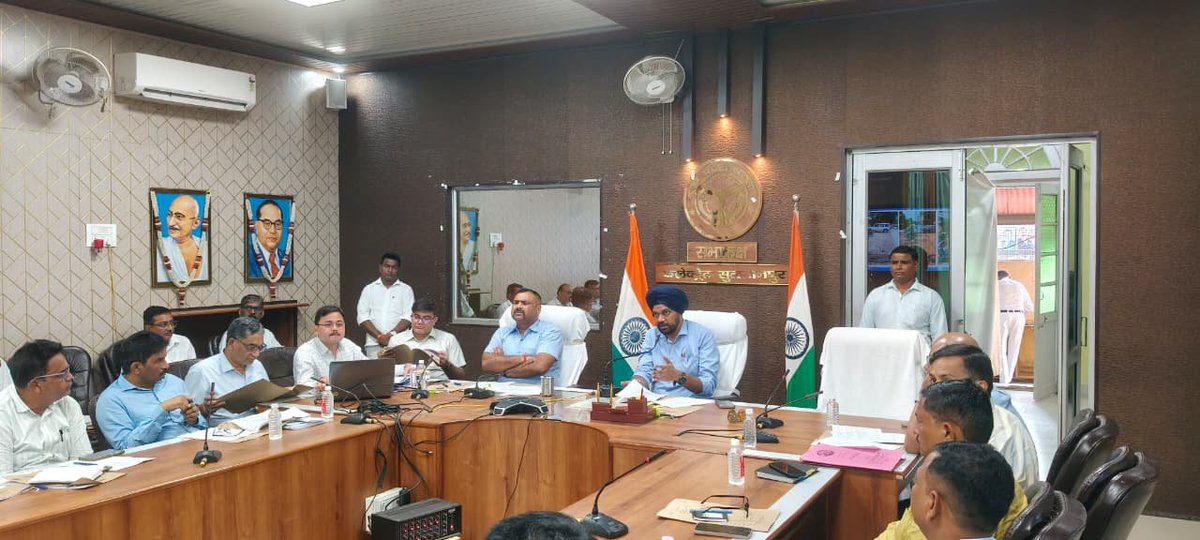 SultanpurDm's tweet photo. दिन��ंक 12.08.2026 को नगर पालिका परिषद के अंतर्गत संचालित योजनाओं एवं कार्यों की समीक्षा बैठक आयोजित कर सम्बन्धित अधिकारियों को दिये गये आवश्यक दिशा निर्देश। https://t.co/jLDINCym2s
