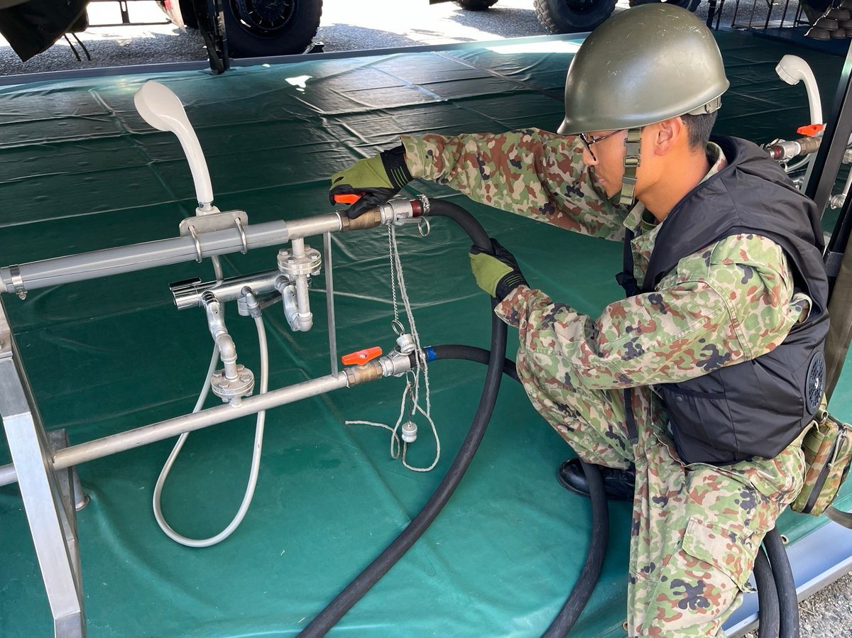yuruhuwa_kdenpa's tweet photo. 意見を直接防衛大臣に伝えた結果
↓
「戦闘服の上からファン付きベストを着る」になるの陸上自衛隊らしいな

上衣脱ぐと死ぬんかこの組織…

https://t.co/9mQBU3918i https://t.co/UbdQ4le27l