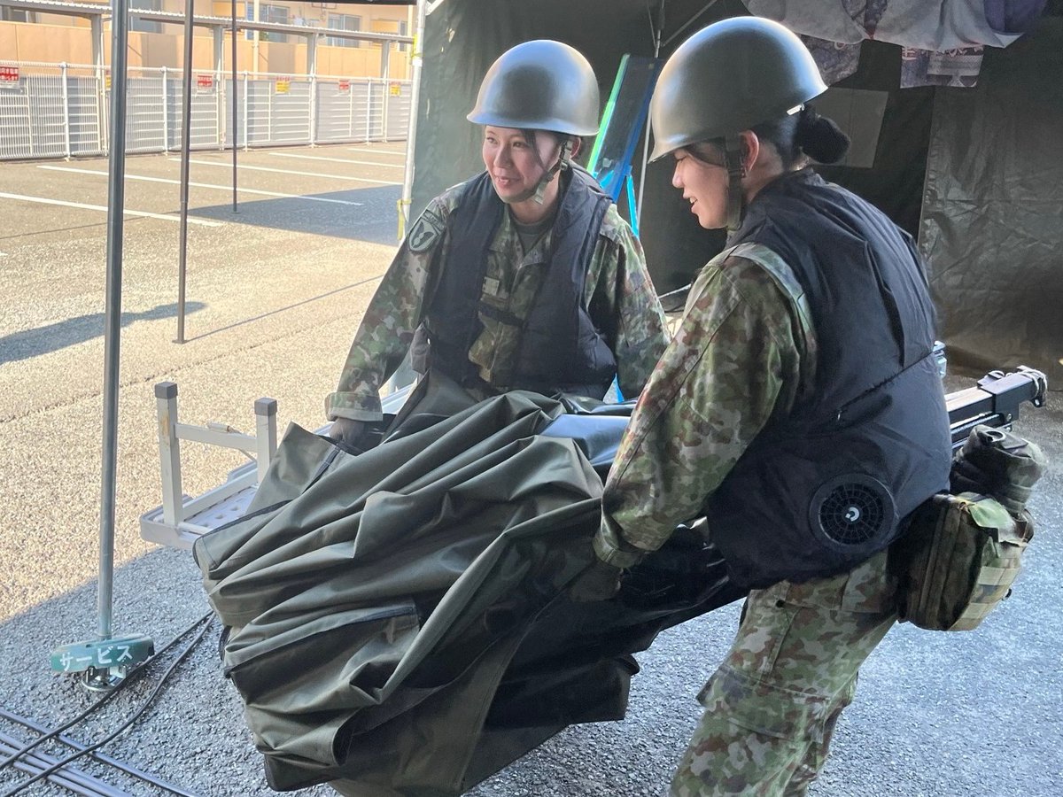yuruhuwa_kdenpa's tweet photo. 意見を直接防衛大臣に伝えた結果
↓
「戦闘服の上からファン付きベストを着る」になるの陸上自衛隊らしいな

上衣脱ぐと死ぬんかこの組織…

https://t.co/9mQBU3918i https://t.co/UbdQ4le27l