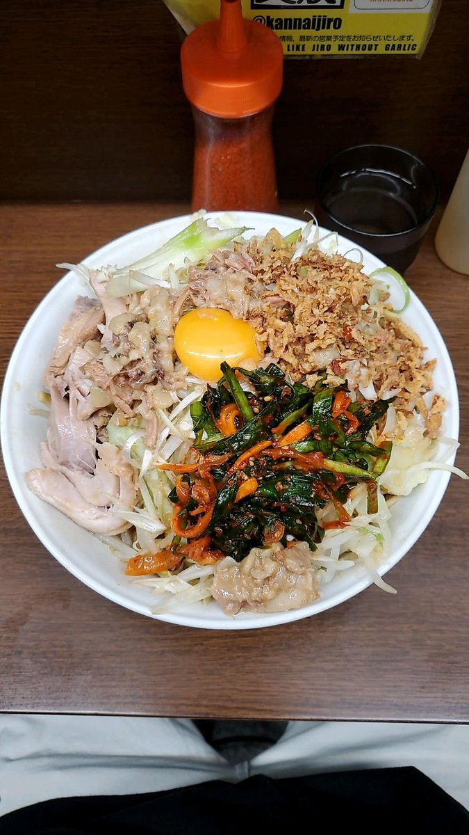 jilo_fuji_com's tweet photo. 二郎　横浜関内店
@kannaijiro 

2026年178杯目
大汁なし全マシマシ+ニラキムチ+ネギ

1回目。
約2年振り。不変の旨さ。前回も思ったがやっぱり川越に似てる。入口付近の席だと通る人に背中ドンされながら喰らわなければいけない。 https://t.co/FsnJ7R646f