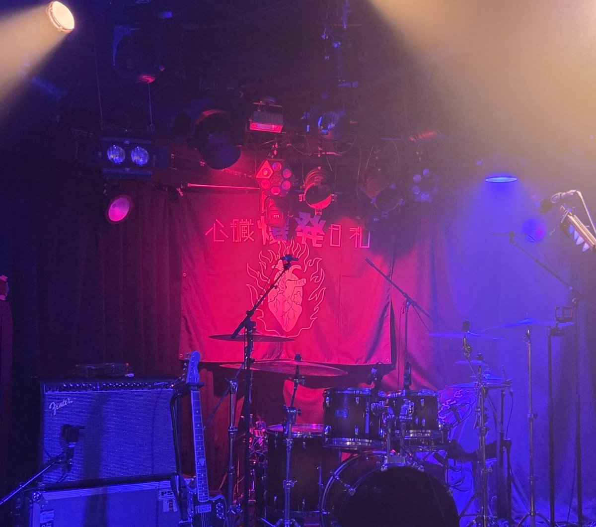 merveilles2001's tweet photo. 今日はeggmanでSHINBAKU TOUR2026-心臓爆発日和東阪TOUR-でした。NOEL FRAISE、とうめい天国、Adam's miss、Seskimo、The Docciの5組で東阪のツアーを行った東京編。俺、普通の平日なんでね、2番手から。
#Seskimo ちょっとエッチに(?)すかして来た今日のスタートが進化なのかは全く分からんが←、いわゆる"意識"ってのがしっかり見えたのは確か😊
#NOELFRAISE 音と気持ちの"解放感"が素晴らしかったッスわ🤣ノエルの良いところの詰め合わせって言えるライブでしたよ。
#とうめい天国 去年は見てないので2年ぶりとかかも。素直に全体の"厚み"が見違えていて、センスに任せないライブ感がめちゃくちゃ良かった🤩
#Adamsmiss 俺的にはね、外音のデカさに頼らないと言ったらいいのかな?圧力で誤魔化さないライブをした今日のAdam'sのライブに凄く好感が持てたんよ😆
今日は今日で5組の色んな姿を見られて良かったんだけど、東京の、今回で言えば心爆の名前を背負ったバンド達なので、eggmanでやったファイナルが、前回のせカランを超えられなかった…位になってくれた方がちょっと嬉しいなとも思ったり笑。見てないから比べようはないがね😉