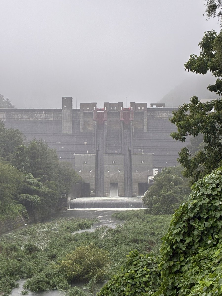 nianiacoco's tweet photo. 岩手県のダムは堤体下に行きやすいという好印象👍
滝ダム到着時は雨風が強すぎて天端を歩ったりできなかった😭
ゆっくり散策してみたいなぁ！
#早池峰ダム
#簗川ダム
#綱取ダム
#滝ダム https://t.co/fL9oi6IA6i
