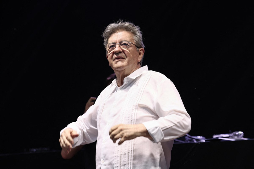 Pat_Leclerc91's tweet photo. Jean-Luc Mélenchon 2027 : la seule vraie rupture avec le système ! 🔥

Pendant que les autres se contentent de gérer le déclin, Jean-Luc Mélenchon propose de le casser.
Il est le seul à dire tout haut ce que des millions de Français ressentent :

✅ La richesse doit être partagée, pas concentrée dans les mains de quelques-uns
✅ Les services publics doivent être reconstruits, pas bradés
✅ L’écologie doit être sociale, pas punitive pour les classes populaires
✅ La France doit retrouver sa souveraineté face aux marchés et à l’OTAN
✅ La démocratie doit enfin appartenir au peuple, pas aux lobbies

Depuis 2017, il a transformé la gauche en force de combat. Il a mobilisé la jeunesse, les quartiers populaires, les travailleurs et tous ceux qui en ont assez d’être méprisés.

En 2027, le choix sera clair : Continuer avec ceux qui ont déjà tout essayé… Ou enfin tenter l’espérance avec celui qui n’a jamais baissé la garde.

Jean-Luc Mélenchon 2027. Pour une France digne, juste et libre. ✊🇫🇷