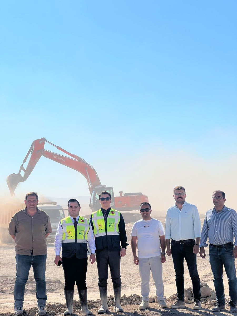 KayseriOtb's tweet photo. Kayseri Kocasinan Jeotermal Kaynaklı Sera Organize Tarım Bölgemizin sahasındayız! 🏗️

​Bölge Müdürümüz Sayın. Burak Yıldırım, yürütülen altyapı çalışmalarını yerinde inceleyerek, yüklenici firma yetkililerinden gelinen son nokta hakkında bilgi aldı.
​#KayseriOTB 🌱 https://t.co/4XmrtUj0Ir