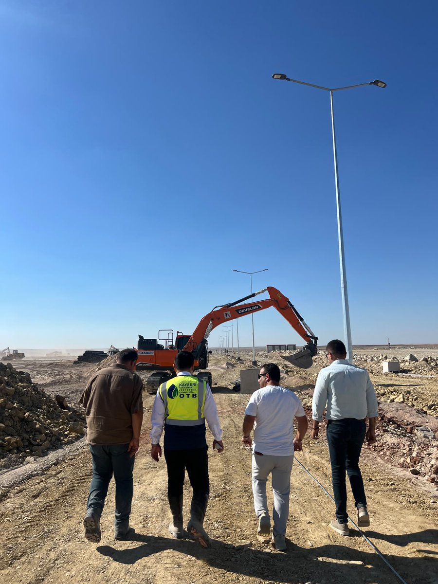 KayseriOtb's tweet photo. Kayseri Kocasinan Jeotermal Kaynaklı Sera Organize Tarım Bölgemizin sahasındayız! 🏗️

​Bölge Müdürümüz Sayın. Burak Yıldırım, yürütülen altyapı çalışmalarını yerinde inceleyerek, yüklenici firma yetkililerinden gelinen son nokta hakkında bilgi aldı.
​#KayseriOTB 🌱 https://t.co/4XmrtUj0Ir