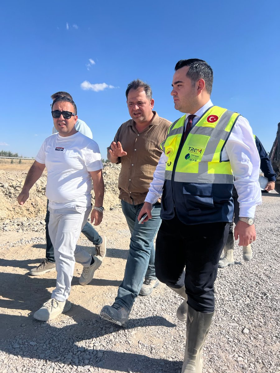 KayseriOtb's tweet photo. Kayseri Kocasinan Jeotermal Kaynaklı Sera Organize Tarım Bölgemizin sahasındayız! 🏗️

​Bölge Müdürümüz Sayın. Burak Yıldırım, yürütülen altyapı çalışmalarını yerinde inceleyerek, yüklenici firma yetkililerinden gelinen son nokta hakkında bilgi aldı.
​#KayseriOTB 🌱 https://t.co/4XmrtUj0Ir