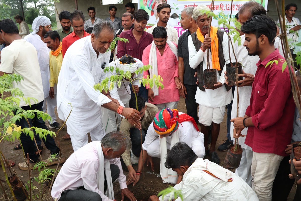 JVSinghINC's tweet photo. आज हरियाली अमावस्या के पावन पर्व पर दावतपुरा पंचायत के ग्राम रजनाखेड़ी स्थित श्री वीर महाराज के मेला मैदान परिसर में स्थानीय ग्रामवासियों के साथ मालाबार नीम (स्थानीय भाषा में बकान) के 80 पौधों का पौधारोपण किया।
साथ ही, श्री हनुमान मंदिर प्रांगण में नारियल का पौधा भी लगाया।
सफेद घोड़े पर विराजे श्री वीर महाराज—रजनाखेड़ी धाम हमारी आस्था, श्रद्धा और लोकविश्वास के प्रतीक हैं। यह मेरा सौभाग्य है कि विधायक के रूप में इस पवित्र धाम, ग्राम रजनाखेड़ी में आधारभूत संरचना के विकास के लिए ₹15 लाख की लागत के विकास कार्य करवाने का अवसर मिला।
श्री वीर महाराज की जय।
