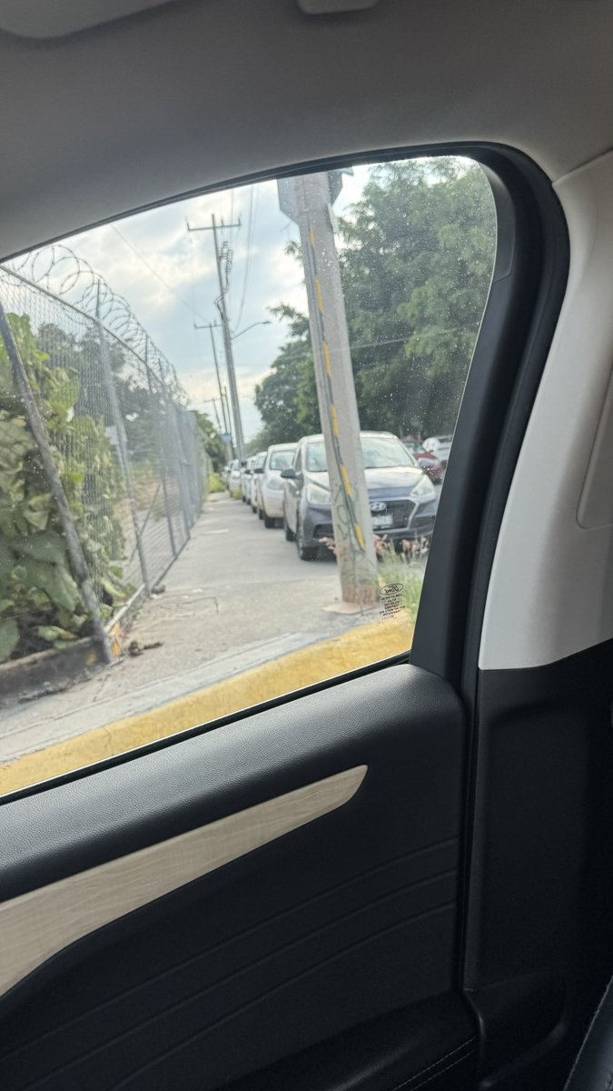 LuiisaFer28's tweet photo. @CocaCola  @CocaColaMx  por favor pide a tus trabajadores de a Irapuato Gto que NO se estacionen ARRIBA DE LA BANQUETA. No es para eso y ahorita una mamá con un bebé en brazos no podía caminar por la banqueta y estaba por la calle gracias a tus trabajadores. Calle del bosque. https://t.co/7B5v0XRL11