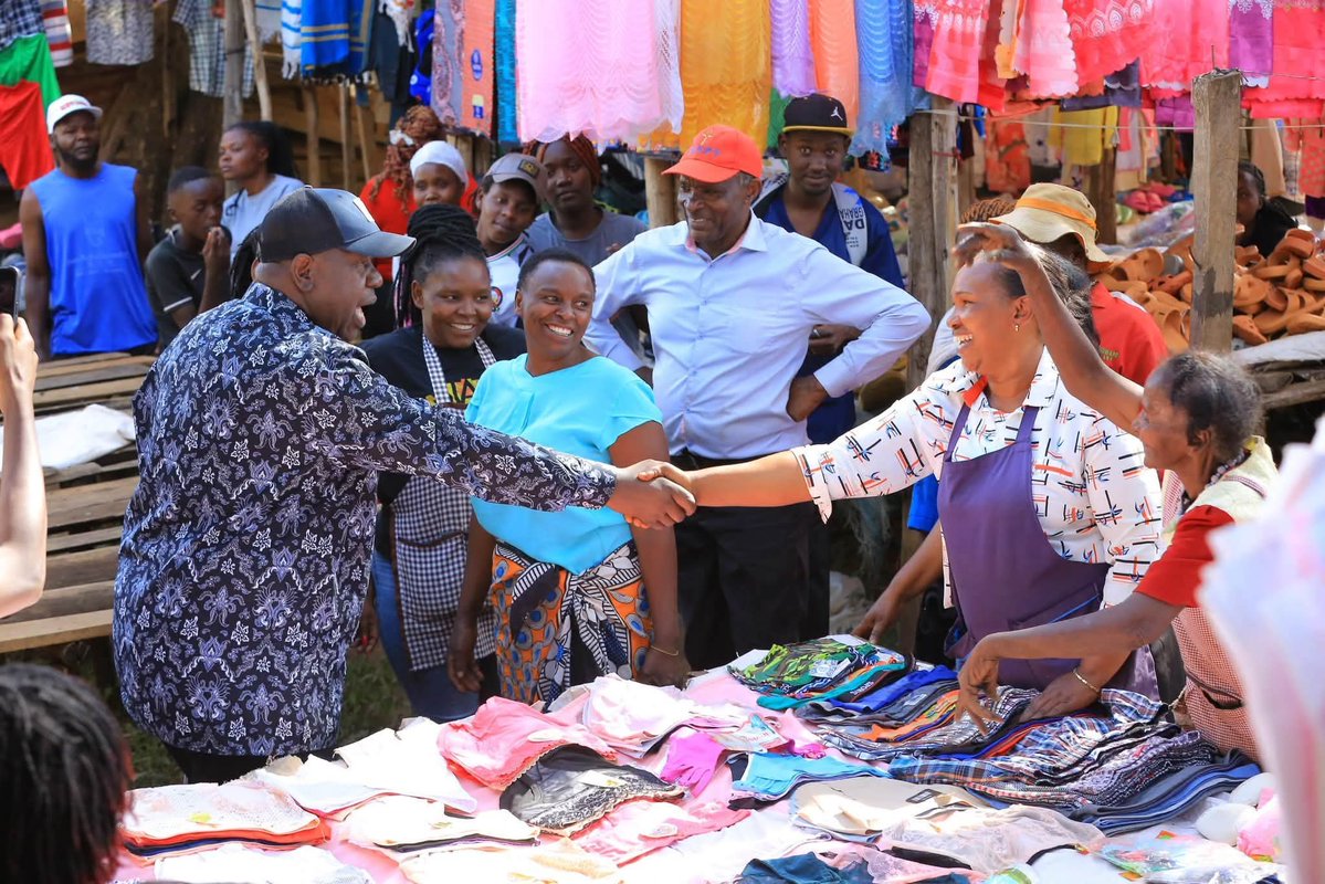 TimelineFixers's tweet photo. On his way back to Nairobi, Dr. Fred Matiang’i made a brief stop in Kabati, Murang’a County, to interact with residents and listen to the people. Leadership is about staying connected to the ground. #MbelePamoja Na uncle Freddy https://t.co/jcLYdC0D9Z