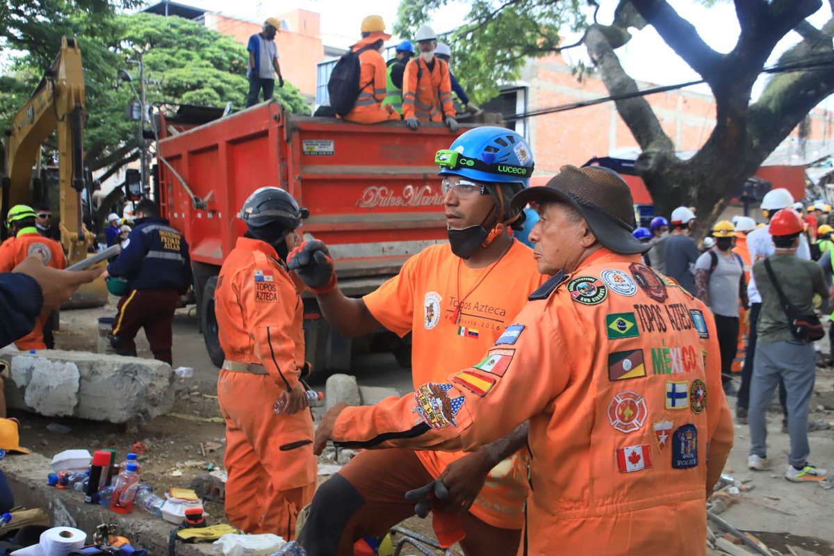 AlcaldiaDeCali's tweet photo. Desde la calle 3ra. con carrera 56, se atiende el punto de emergencia con la invaluable labor rescatista de los Topos Aztecas. 

#CaliYElValleSomosTodos https://t.co/OlN8IH3FMN