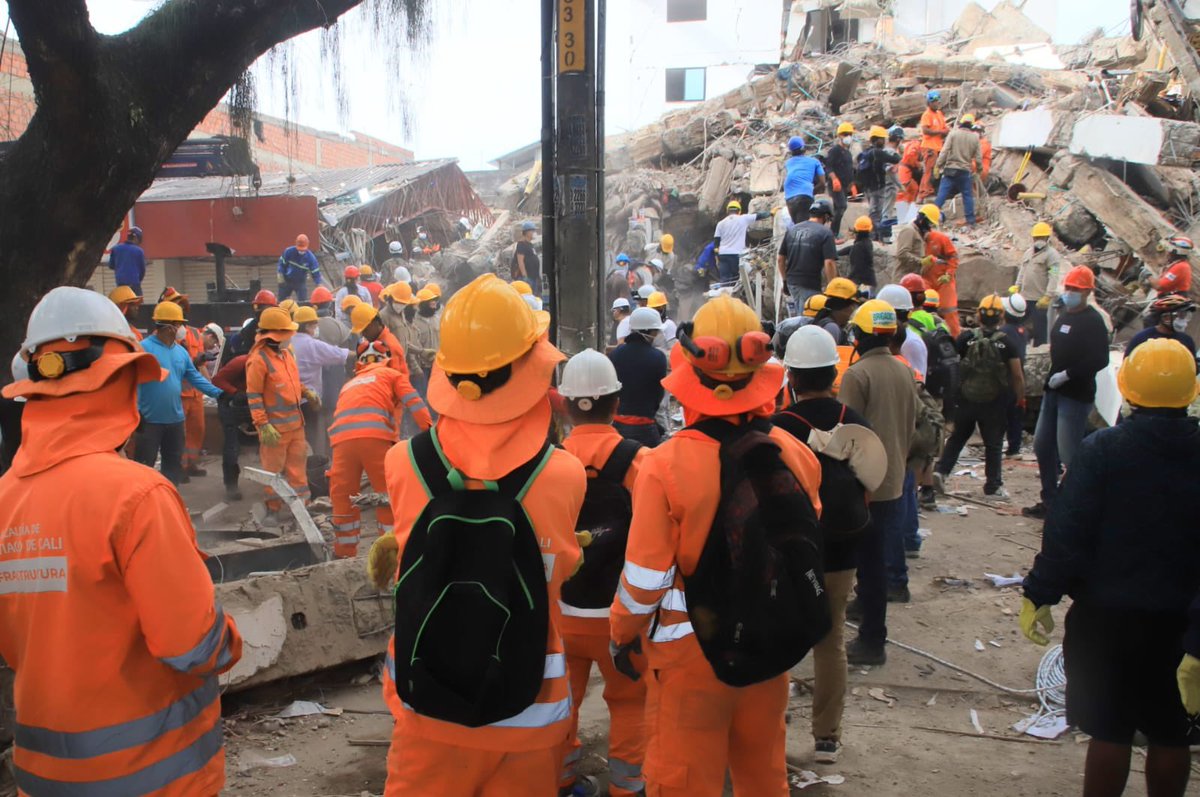 AlcaldiaDeCali's tweet photo. Desde la calle 3ra. con carrera 56, se atiende el punto de emergencia con la invaluable labor rescatista de los Topos Aztecas. 

#CaliYElValleSomosTodos https://t.co/OlN8IH3FMN