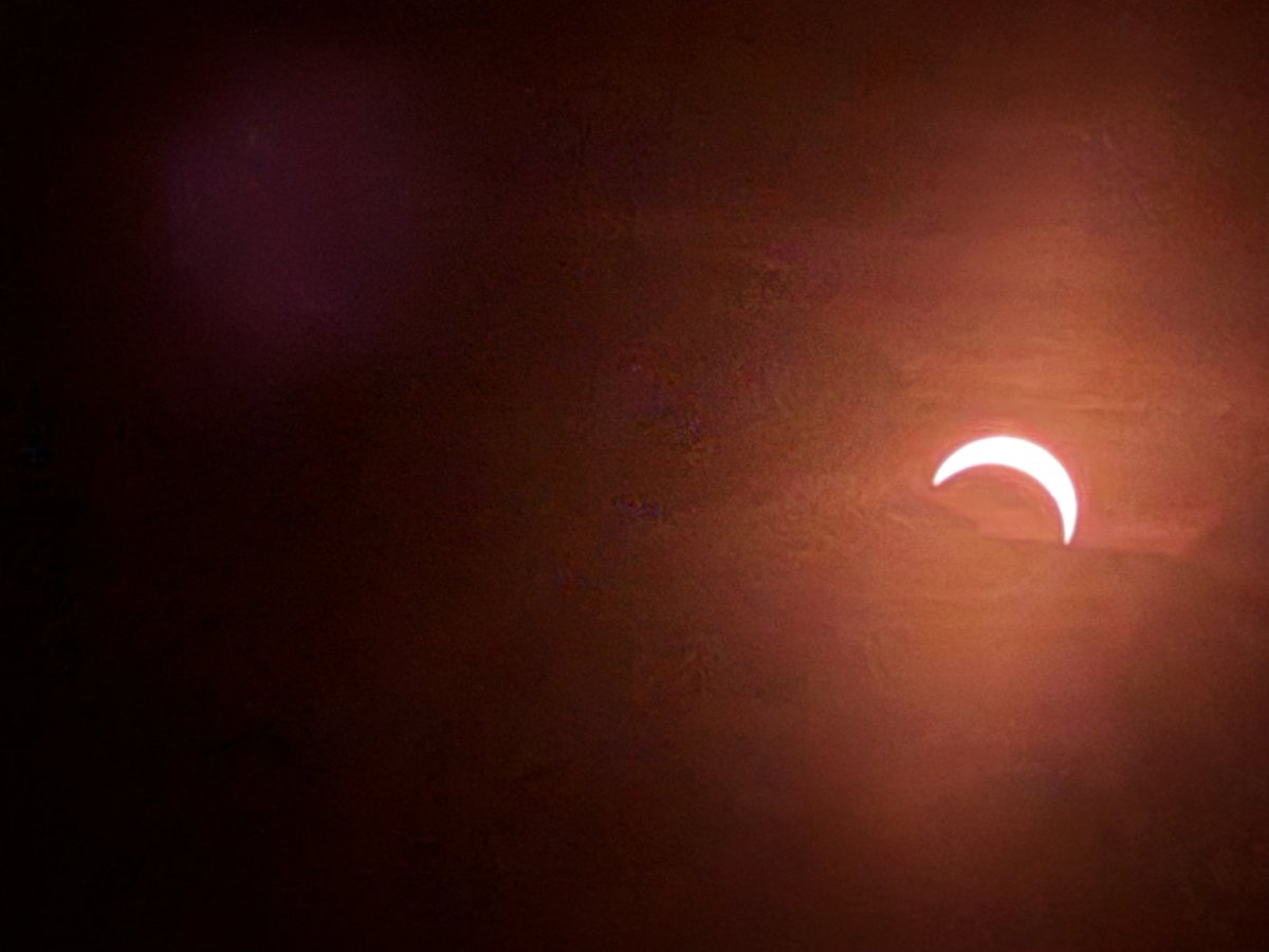 pt_mari_13's tweet photo. 日食（Sonnenfinsternis）見た
山登ったらめちゃくちゃ人いっぱいだった
さすがドイツ人 https://t.co/mwZf0xwVit