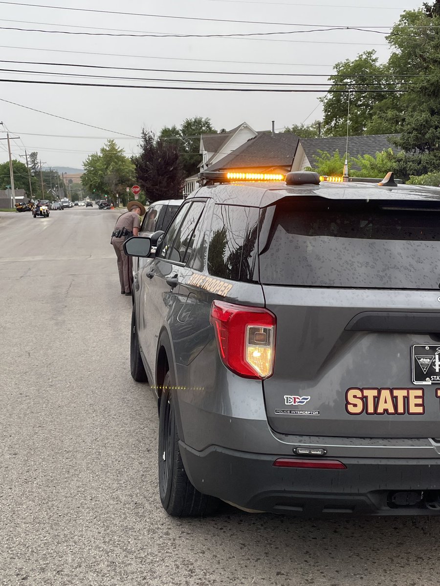 SDHighwayPatrol's tweet photo. Trooper Marnette is out stopping another car. #drivesafeSD https://t.co/D78B6LrL9m