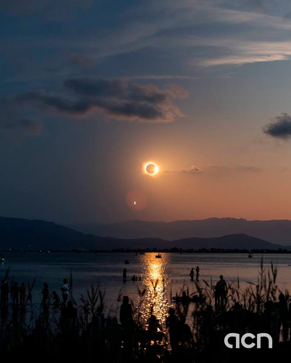 agenciaacn's tweet photo. 🌑 Catalunya viu el seu primer eclipsi solar total en 121 anys amb milers de persones pendents del cel

Aquestes han estat les millors imatges de la jornada👇

📸 Jordi Borràs / Elena Gavaldà / Rafa Ariño https://t.co/4aaDaIQIYZ