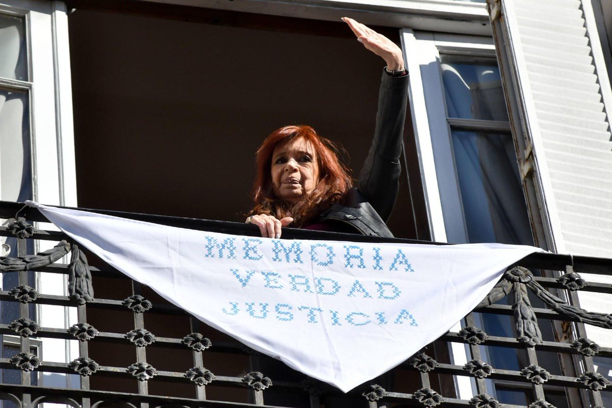 teleSURtv's tweet photo. 🚨 La justicia argentina dispuso nuevos embargos en la Causa Vialidad, incluido el departamento donde Cristina Fernández de Kirchner cumple prisión domiciliaria. Decomiso de unos 450,6 millones de dólares.
#Argentina #teleSUR https://t.co/vxGyMwBgSz