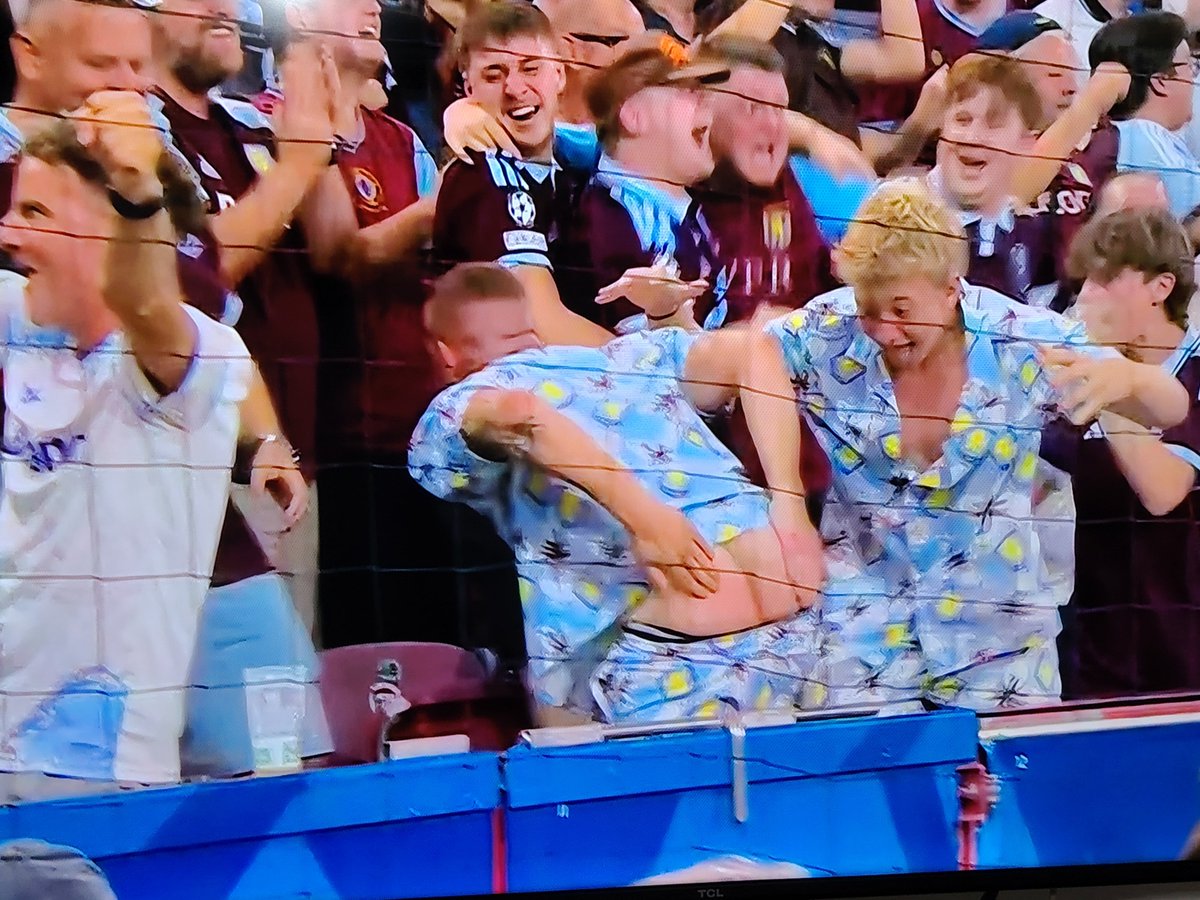 Matty2094's tweet photo. L'eleganza inglese. 
#PSGAstonVilla https://t.co/aCZ5I5dSWq