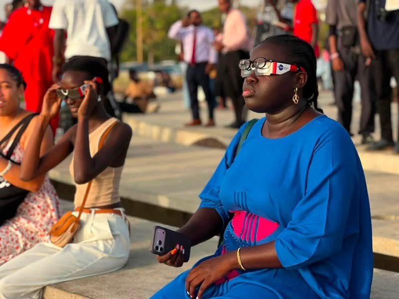badara_mbaye_'s tweet photo. Les futures générations, quand elles verront ces images, elles diront que nos grands-parents, c’est avec ces lunettes qu’ils observaient l’éclipse solaire😭 date: 12 août 2026😭 https://t.co/vnR7ycHAWp