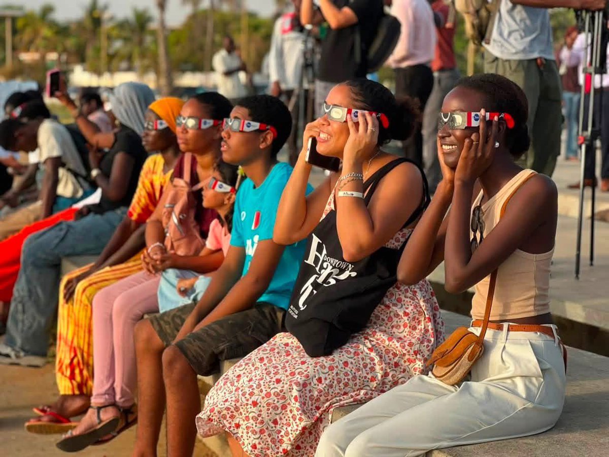 badara_mbaye_'s tweet photo. Les futures générations, quand elles verront ces images, elles diront que nos grands-parents, c’est avec ces lunettes qu’ils observaient l’éclipse solaire😭 date: 12 août 2026😭 https://t.co/vnR7ycHAWp