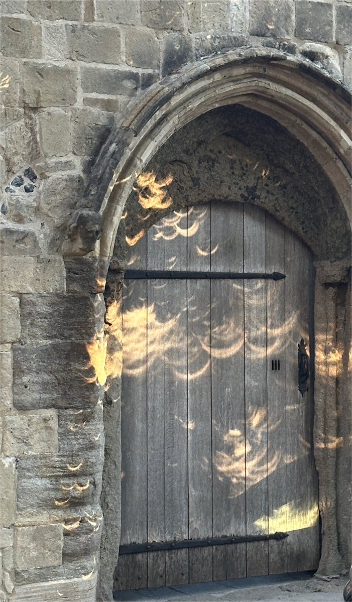 c_k_lynch's tweet photo. The eclipse on Winchester Cathedral https://t.co/lxDnkrytSq