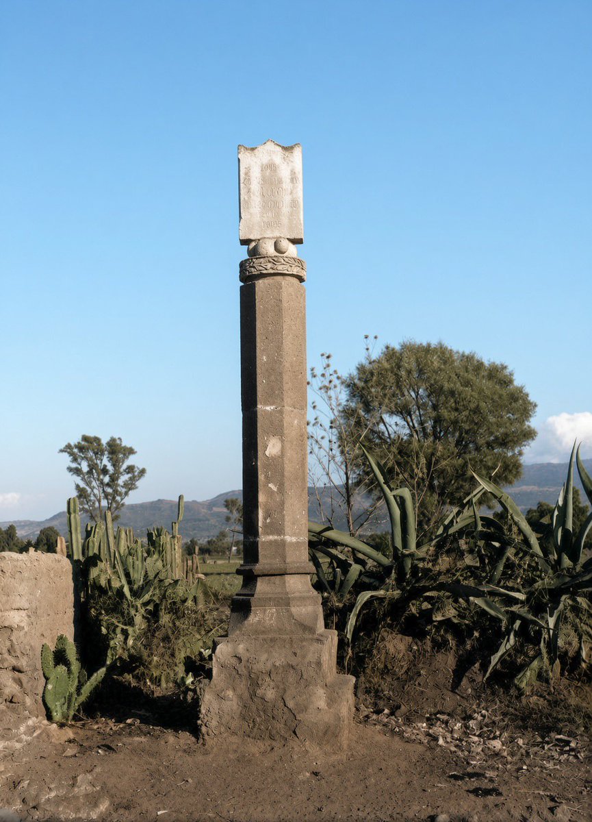 Cuauhtemoc_1521's tweet photo. En esta columna, la cual aún existe en Texcoco sobre avenida Juárez, marca el lugar donde Hernán Cortés y sus huestes amarraron los bergantines en 1521 previo al sitio final del sitio de Tenochtitlán. Actualmente se le conoce como la plaza de los bergantines #texcoco 
En la última fotografía podemos ver el acceso a Texcoco desde el sur sobre la av. Juárez, donde se aprecia la misma columna del llamado “puente de los bergantines” en los primeros años del siglo XX.
Así la historia que aún podemos observar en las calles