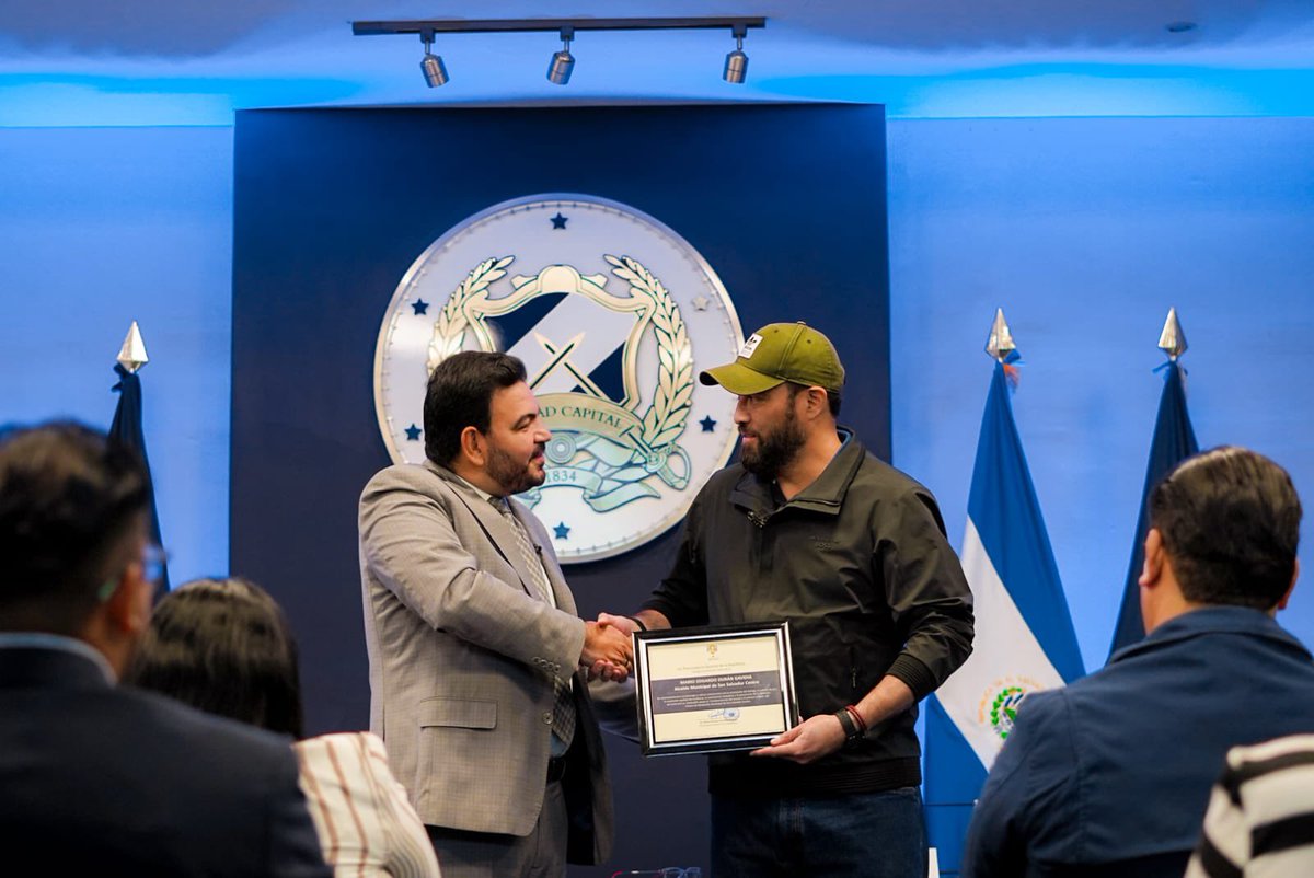 alcaldia_ss's tweet photo. “Somos el primer grupo ampliado a nivel nacional en obtener esta acreditación, y ahora estos conocimientos llegarán directamente a las colonias y comunidades de San Salvador Centro”, Alcalde @marioduran. https://t.co/JuRkHg7FQc