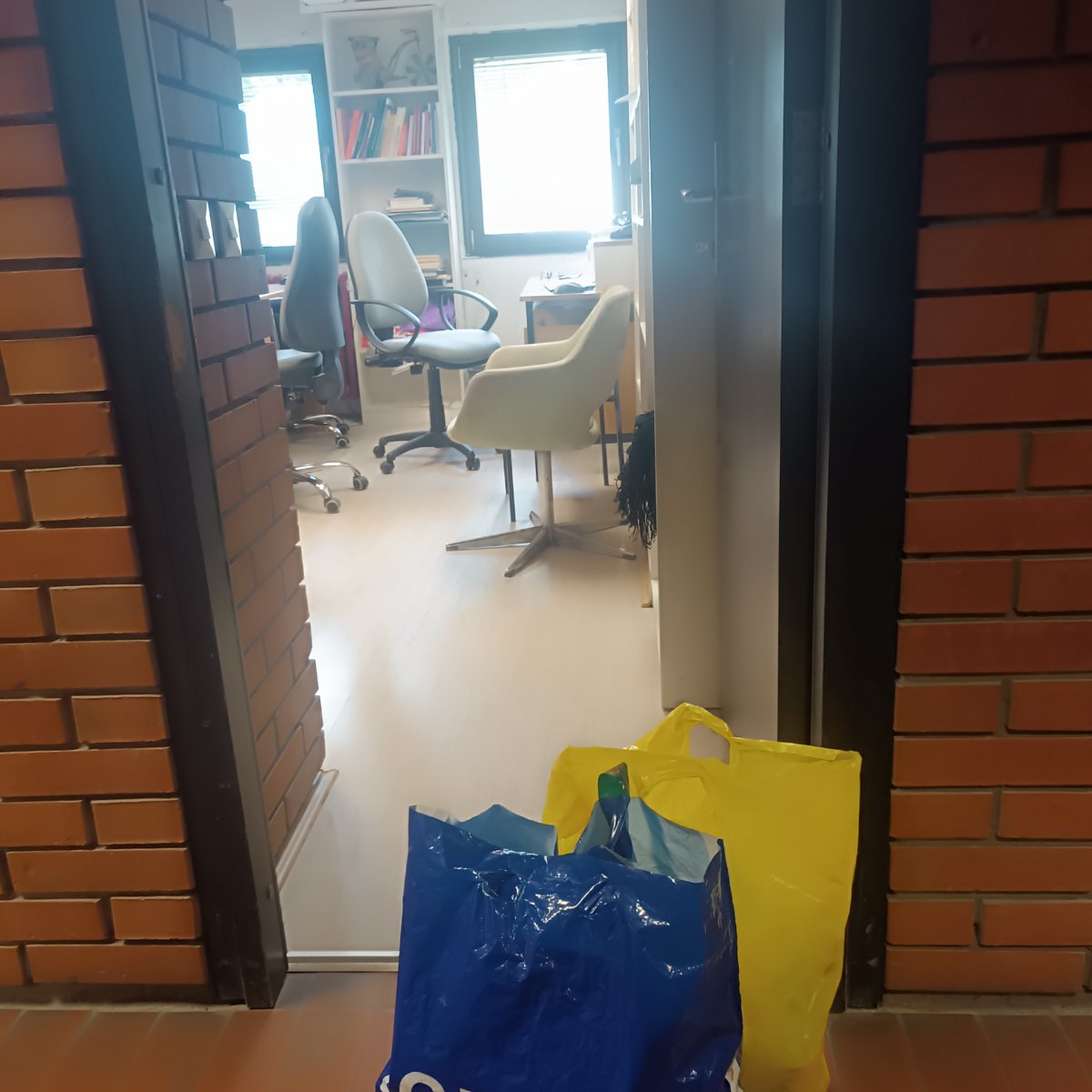 vladimir_mihic's tweet photo. Pre tačno 25 godina, polako sam privodio kraju svoje studije, čistio četvrtu godinu preko leta kako bih 8.10. odbranio diplomski rad i odmah krenuo da radim kao asistent-pripravnik na Socijalnoj psihologiji. Nisam ni znao do sredine studija, ali ovo je zaista bio moj posao iz snova.

Prošao sam sva zvanja koja su tada postojala, magistrirao na Filozofskom fakultetu u Beogradu, doktorirao na svom fakultetu i konačno došao do profesorskog zvanja 2011. godine. U potvrdi koju sam danas dobio (zajedno sa rešenjem o prekidu radnog odnosa) piše da imam 23 i nešto sitno godina radnog staža, pošto sam u međuvremenu odslužio civilni vojni rok za vreme kojeg sam i dalje radio na fakultetu, ali ovaj put volonterski.😆

Danas sam poslednji put, makar za narednih nekoliko godina, izašao iz svog kabineta, poneo lične stvari (par knjiga, DVD-a i neke sitnice), zaključao vrata na kojima i dalje stoji moje ime i simbol borbe (i brige) za studente (koji su policija i uprava par puta skidali u ovih godinu i po dana 😅) i predao koleginici ključ. 

Ovo je, možda, kraj moje akademske karijere na novosadskom univerzitetu, ali su odmah otvorena neka nova vrata i pomalo sam uzbuđen zbog toga. Za kraj, obećao sam jednoj od mojih najdražih (a svakako najhrabrijoj) studentkinji da ću uvek biti tu za nju i sve njih, i da to što sam oteran sa našeg fakulteta ne čini mene ništa manje njihovim profesorom nego što je to bilo juče. Zahvalan sam im na svemu što su me naučili u ove 24 godine. Danas sam, nadam se, bolji čovek, roditelj i profesor baš zbog njih i njihovih pametnih glava i radoznalih pogleda.

Krenimo na put kojim smo mislili da nikada nećemo krenuti. Ko zna kakve nas još avanture čekaju! ✊