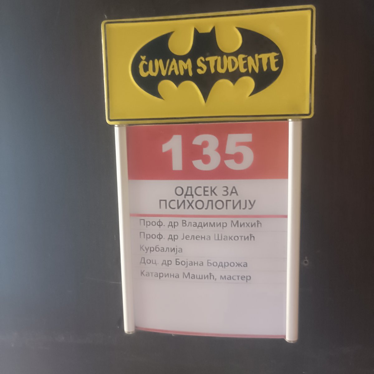 vladimir_mihic's tweet photo. Pre tačno 25 godina, polako sam privodio kraju svoje studije, čistio četvrtu godinu preko leta kako bih 8.10. odbranio diplomski rad i odmah krenuo da radim kao asistent-pripravnik na Socijalnoj psihologiji. Nisam ni znao do sredine studija, ali ovo je zaista bio moj posao iz snova.

Prošao sam sva zvanja koja su tada postojala, magistrirao na Filozofskom fakultetu u Beogradu, doktorirao na svom fakultetu i konačno došao do profesorskog zvanja 2011. godine. U potvrdi koju sam danas dobio (zajedno sa rešenjem o prekidu radnog odnosa) piše da imam 23 i nešto sitno godina radnog staža, pošto sam u međuvremenu odslužio civilni vojni rok za vreme kojeg sam i dalje radio na fakultetu, ali ovaj put volonterski.😆

Danas sam poslednji put, makar za narednih nekoliko godina, izašao iz svog kabineta, poneo lične stvari (par knjiga, DVD-a i neke sitnice), zaključao vrata na kojima i dalje stoji moje ime i simbol borbe (i brige) za studente (koji su policija i uprava par puta skidali u ovih godinu i po dana 😅) i predao koleginici ključ. 

Ovo je, možda, kraj moje akademske karijere na novosadskom univerzitetu, ali su odmah otvorena neka nova vrata i pomalo sam uzbuđen zbog toga. Za kraj, obećao sam jednoj od mojih najdražih (a svakako najhrabrijoj) studentkinji da ću uvek biti tu za nju i sve njih, i da to što sam oteran sa našeg fakulteta ne čini mene ništa manje njihovim profesorom nego što je to bilo juče. Zahvalan sam im na svemu što su me naučili u ove 24 godine. Danas sam, nadam se, bolji čovek, roditelj i profesor baš zbog njih i njihovih pametnih glava i radoznalih pogleda.

Krenimo na put kojim smo mislili da nikada nećemo krenuti. Ko zna kakve nas još avanture čekaju! ✊