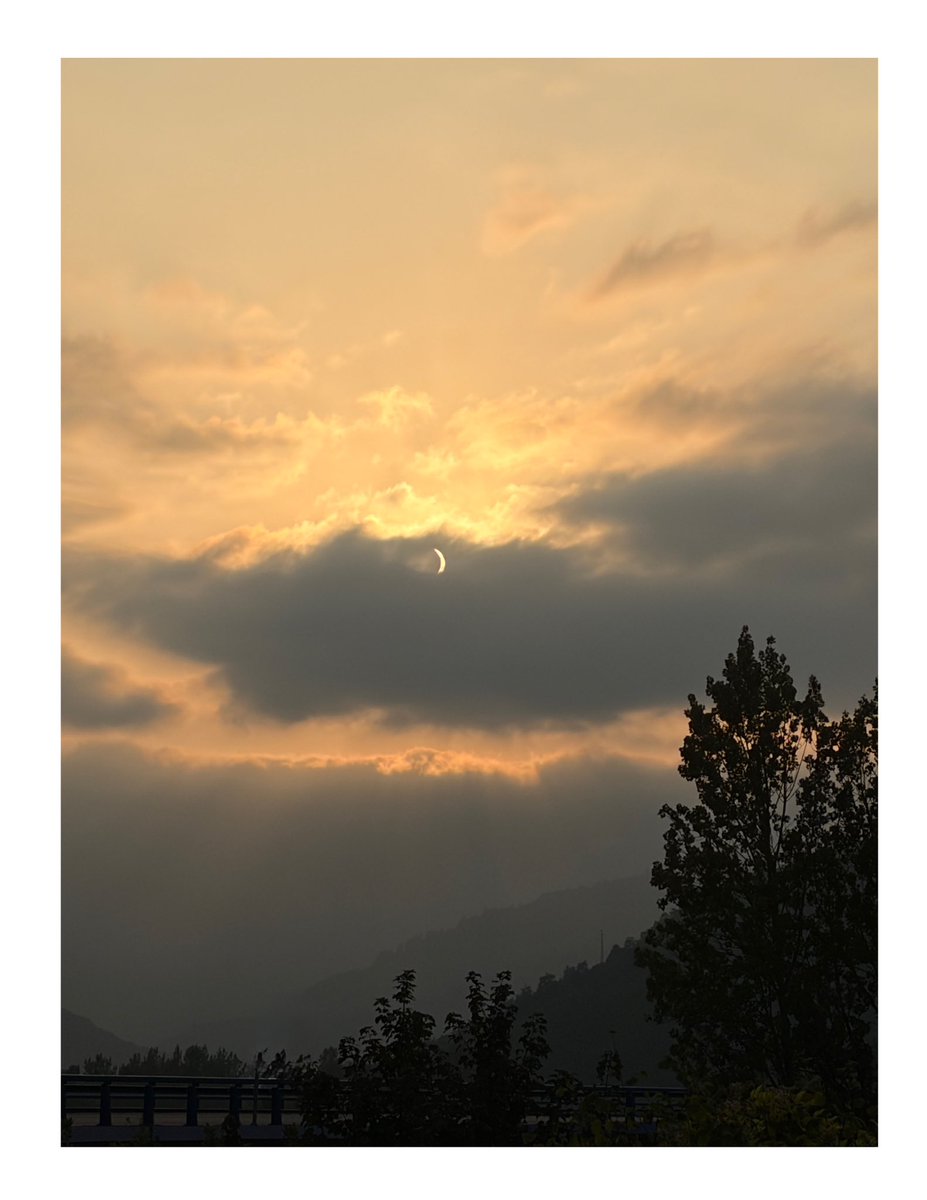 lf_rosana's tweet photo. Mi otro sol y mi otra luna por fin han podido estar juntos…🥹
Y aunque parecía imposible, hemos podido verlo…y disfrutarlo…💜💛✨
#Eclipse #SunAndMoon #Asturias https://t.co/7MOc9XX1Uc