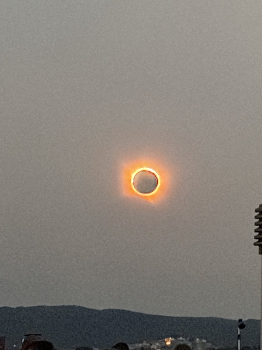andreutahull's tweet photo. Així s’han vist els diferents moments de l’eclipsi des de #calafell @VisitCalafell @alexmegapc https://t.co/zh8yEeXmbP