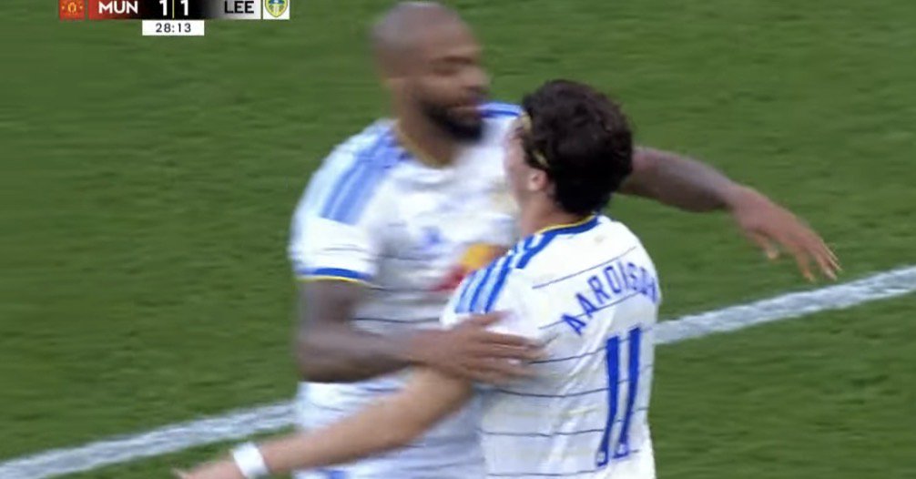 fanspark2's tweet photo. GOAL! LEEDS 1-1 MANCHESTER UNITED

Aaronson brings Leeds level with a composed finish. United’s early lead is gone — game on! 🔥 https://t.co/ZyxTYadtCu