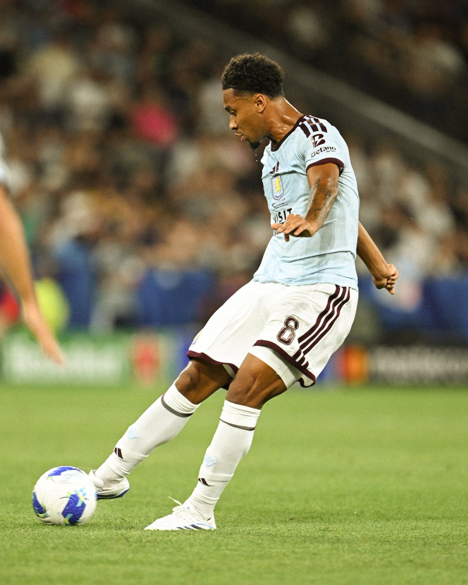 AVFCOfficial's tweet photo. Bouba testing his luck from distance early doors 💎 https://t.co/uCzy6eXfj8