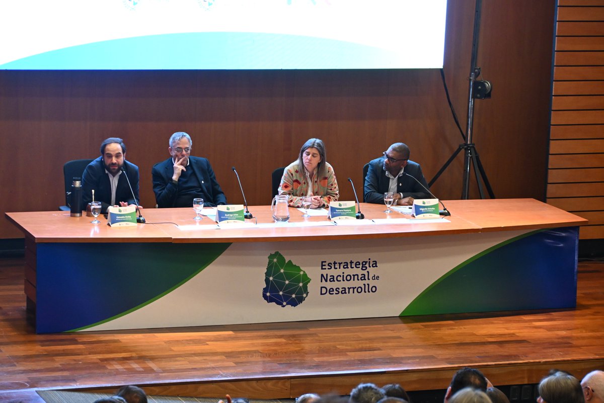 MAmbienteuy's tweet photo. 💬 El ministro @OrtunoEdgardo destacó el trabajo del ministerio en la construcción de una Estategia Nacional de Desarrollo:

🌿 transición a bioinsumos en lo productivo,
♻️ gestión de residuos con lógica de economía circular,
🏙️ transición energética.

🖇️ https://t.co/ZLLuqsseqx https://t.co/yUxpKhUSw1