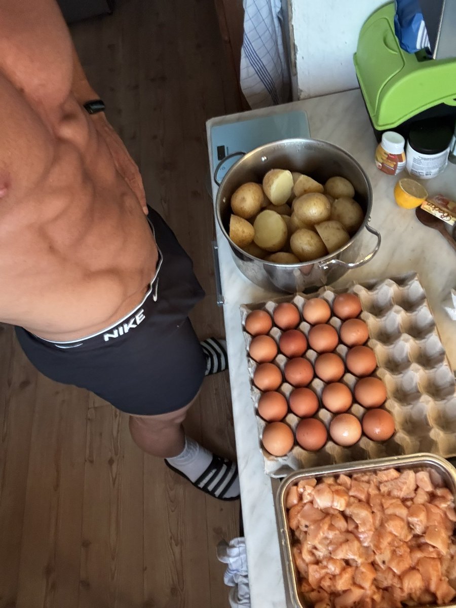 StephanGre67752's tweet photo. Es gibt wieder Proteine und ein paar carbs ๐
#mealprep #protein #carbs #diรคt #getlean #food https://t.co/tBnvBVaXDC