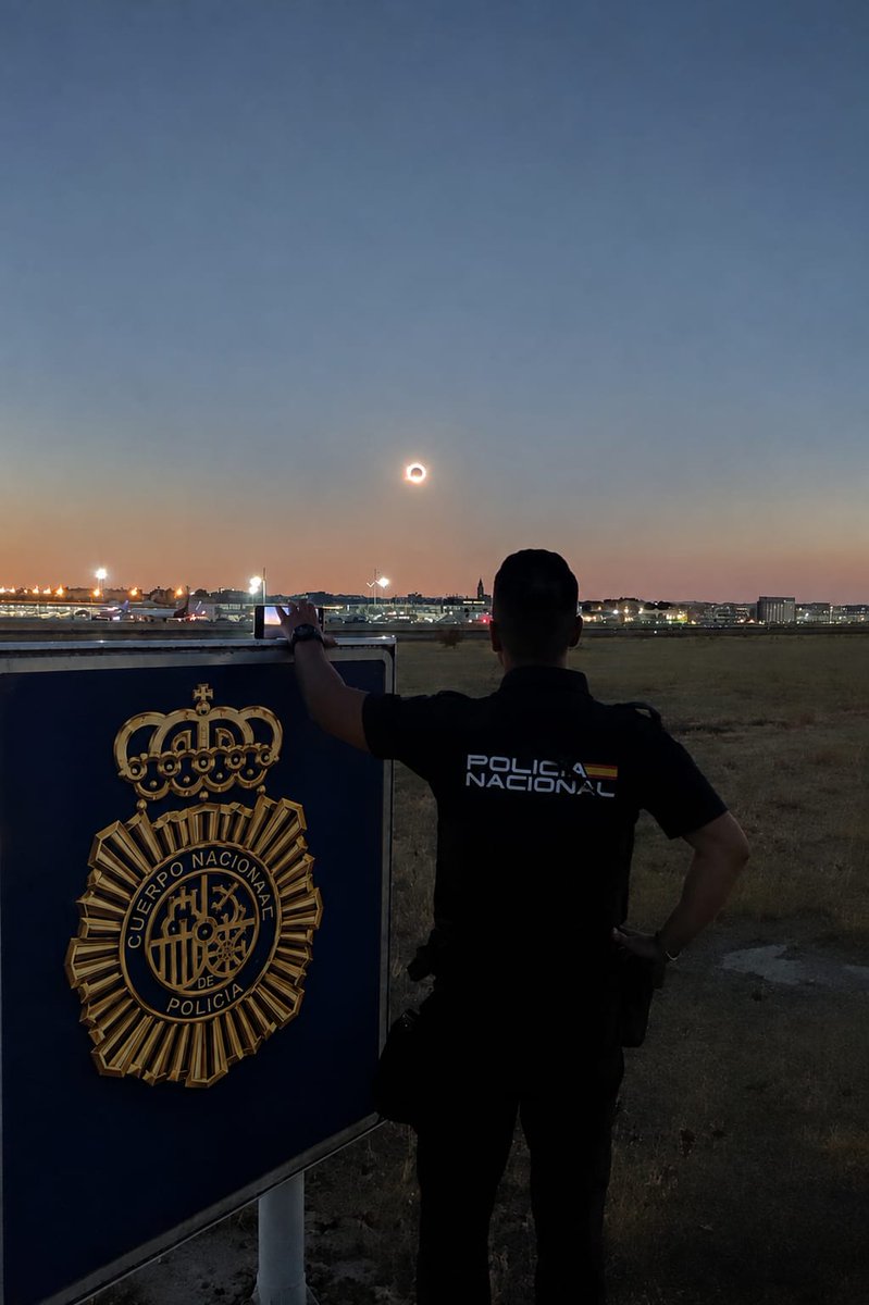 policia's tweet photo. El #EclipseSolar ha pasado y la noche se ha hecho dueña del cielo 🌘👮

👀 Hoy todas las miradas estaban puestas arriba

Nosotros seguimos con los ojos puestos en vosotros, cuidando cada rincón como cada noche

#BuenasNoches🚔
#Eclipse2026 https://t.co/kNRWpz3onH
