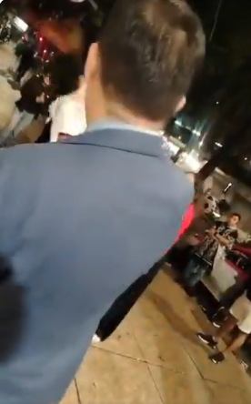 Wammpo's tweet photo. @UF0_1 Pinche taquero, mínimo debió darle otro igual al pendejo del traje. Se atravesó justo en el momento del putazo. 🤣 https://t.co/Mb1zzbabiT