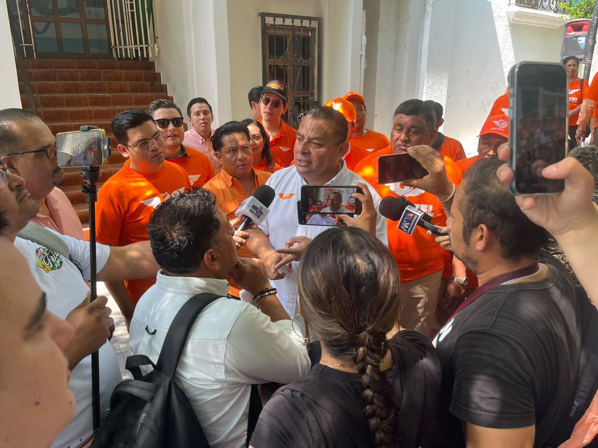 Erubiel_Alonso_'s tweet photo. Hoy, junto a ciudadanas y ciudadanos comprometidos con #Centro, dimos continuidad a la demanda presentada ante la Secretaría Anticorrupción y el OSFE por irregularidades relacionadas en la #FeriaTabasco 2026.
Dimos a conocer dictámenes que acreditan condiciones no optimas para realizar el evento, requiriendo adecuaciones que fueron ignoradas por las autoridades a cargo. Las consecuencias de esta irresponsabilidad cobró la vida de ciudadanos inocentes.
Seguiremos alzando la voz para exigir justicia y transparencia en el caso, exigimos la renuncia de la titular de la Secretaría de Turismo y Desarrollo Económico.
#Tabasco #Movimiento #ErubielAlonso