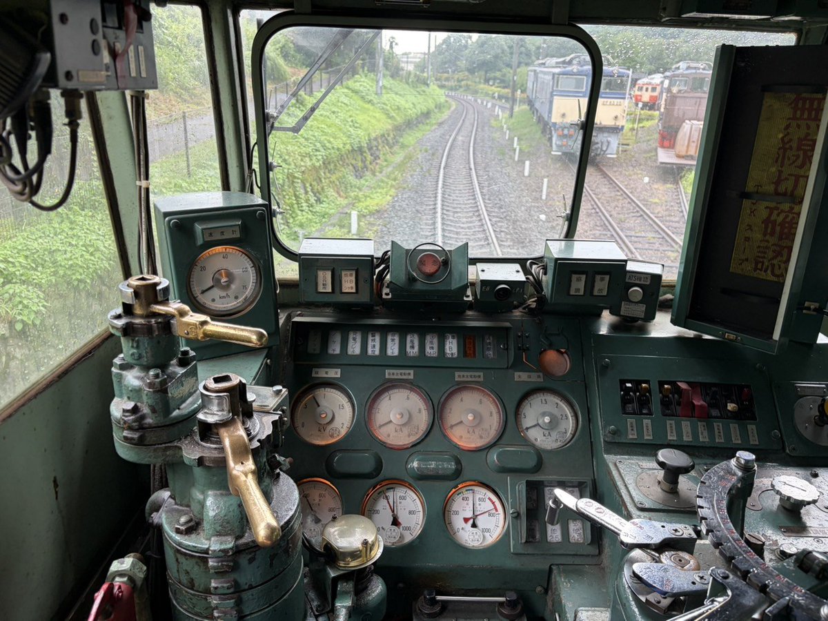 goma_chacha1203's tweet photo. 12日 24号機 にお世話になりました✨
7月8月は 忙しい ので
機関車の入れ替えなし だそうです
最後枠 トロッコ運行日 だったので ゆっくり慌てず 運転体験してきました。
11回目 少しは スムーズに運転できたかな?
#碓氷峠鉄道文化むら
#EF63
#電気機関車 #EL https://t.co/N1sxU3gnXc