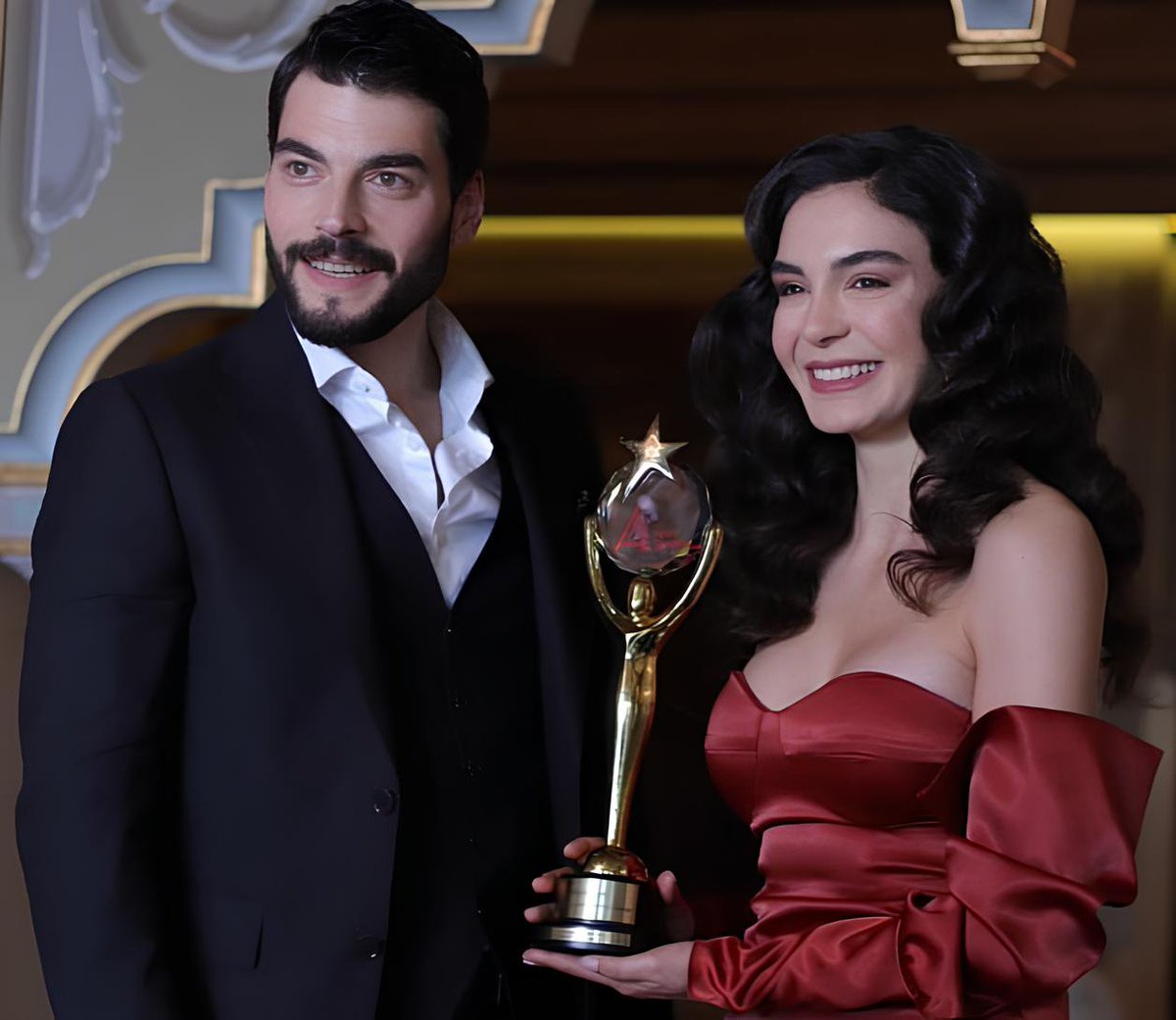 akru_47's tweet photo. “Uyumlarıyla büyülediler, başarılarıyla gururlandırdılar. ❤️🔥🏆
Sizin gibisi olmadı, olmayacak da...🥹🤍”
#ReyMir
#AkRu
#Hercai
#EbruŞahin
#AkınAkınözü https://t.co/9LePZwgKsI