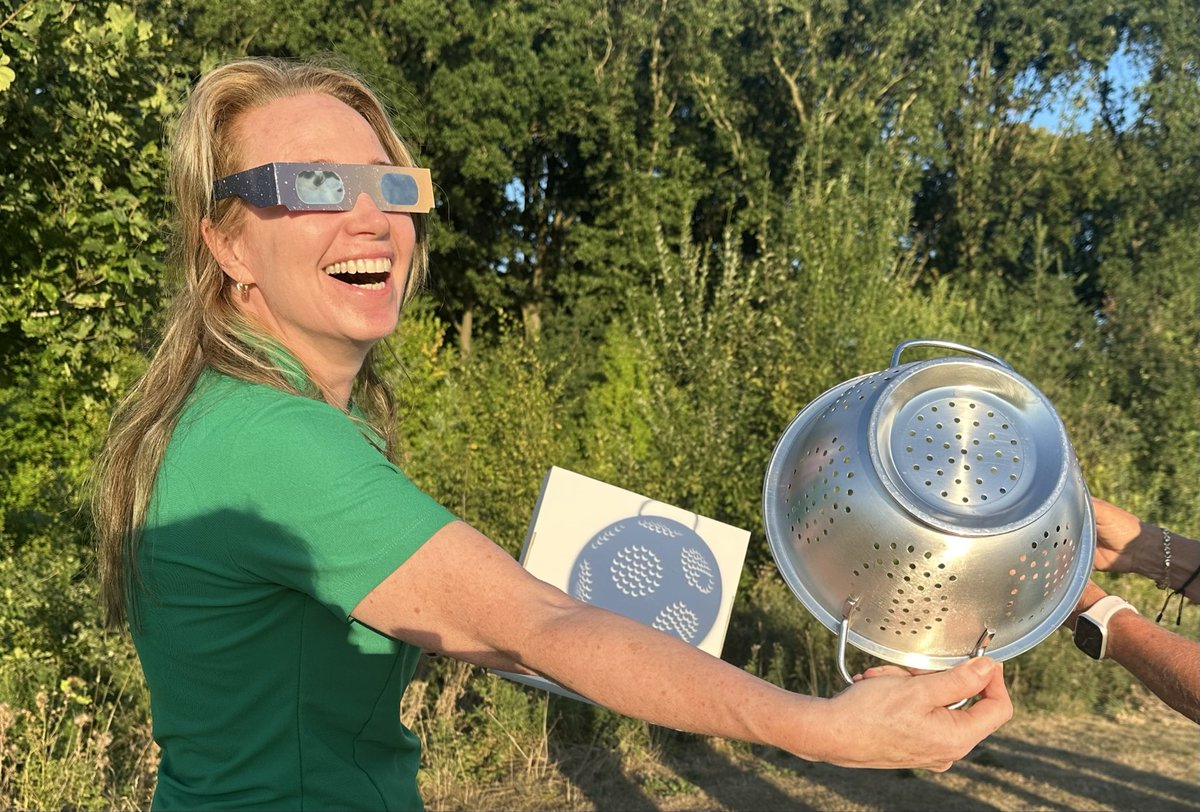 helgavanleur's tweet photo. “Girls just wanna have fun…”
#zonsverduistering 
Gewapend met eclipsbrillen en mijn ouwe trouwe vergiet om iedereen mee te laten genieten die het niet gelukt was een bril te bemachtigen. https://t.co/d9lb0xwryS