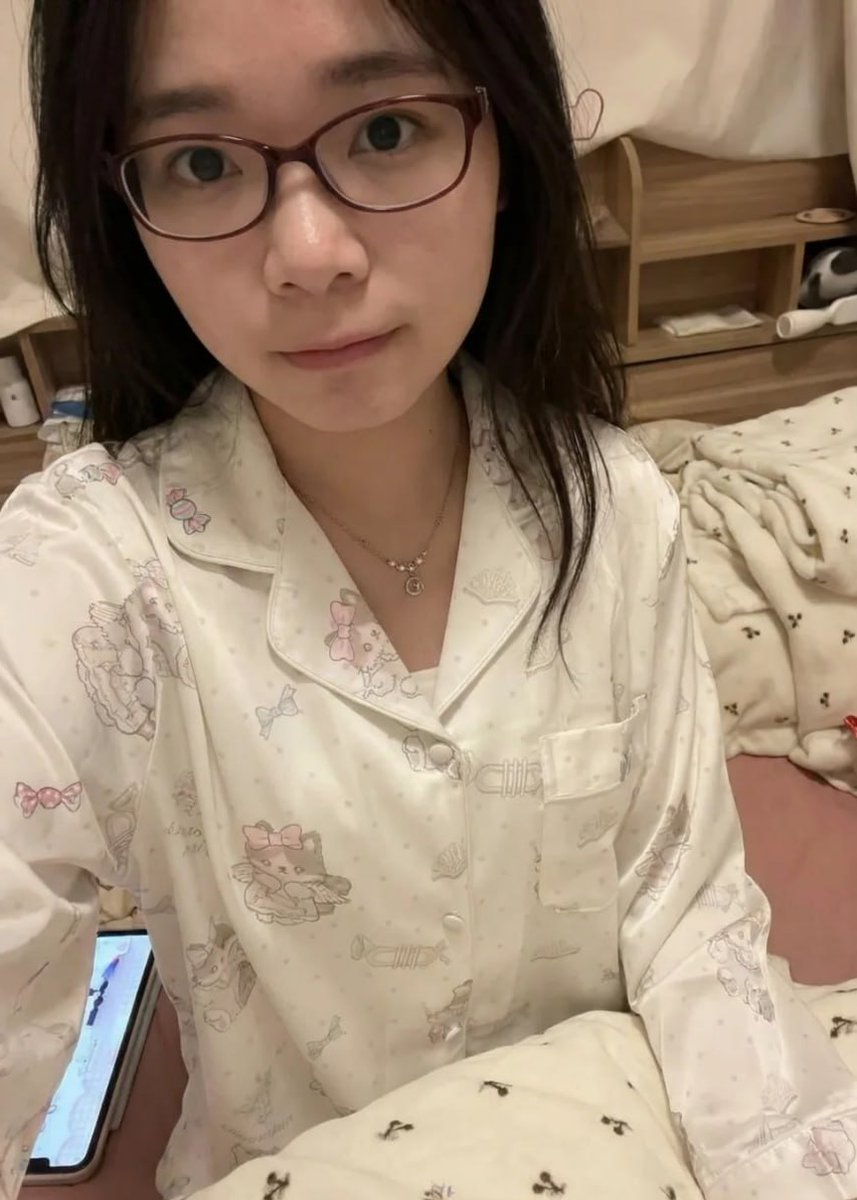 lb9q9's tweet photo. 看起來很高冷
其實超好聊天
20歲大學生
暑假想認識一些新朋友
本人，真的本人。 https://t.co/KKrNACd2tO