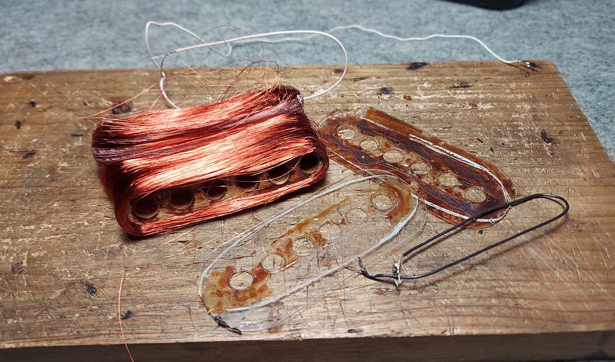 einunikohada666's tweet photo. Mosrite Bridge PU断線リワインド。
年式不明。
上下ボビンは必ずコア部分から剥がれるので、コアのみ再利用して造り直し。
44 PEで10,000ターン/13.78kΩ (室温28°C)。
44 Poly Sol Redより繊細なように感じる。
#mosrite
#モズライト
#ventures
#ベンチャーズ https://t.co/Mzuhz4NhA8