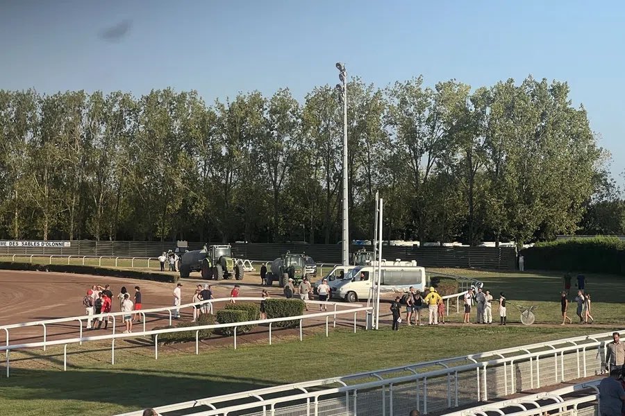 Paris_Turf's tweet photo. 🚨 Sept drivers au sol après un spectaculaire carambolage aux Sables-d’Olonne

Jean-Marc Godard et Guillaume Marin, plus lourdement touchés, ont notamment été pris en charge par les secours. La réunion a finalement été annulée : https://t.co/vYtz5BGWOQ https://t.co/V6dEqsUvDA