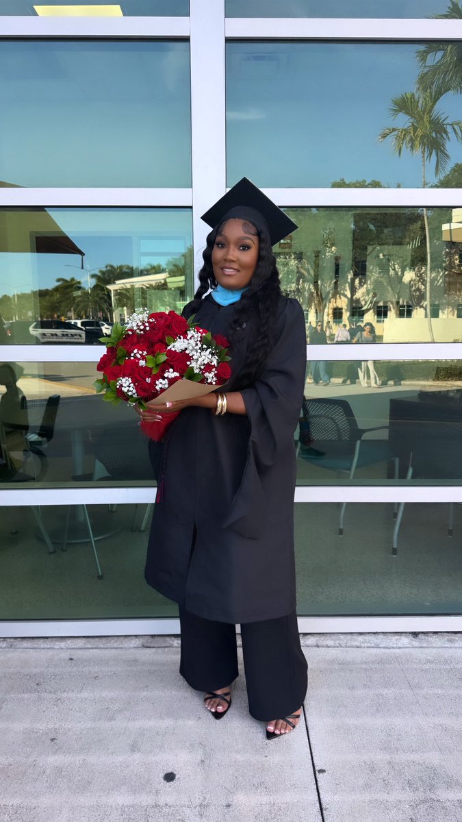 Thatgirlkay___'s tweet photo. one degree hotter!๐ฅ Rikala Adams, M.ED๐
#bigMASTERgraduate
#MASTEREDIT. https://t.co/gktYQVcrGY